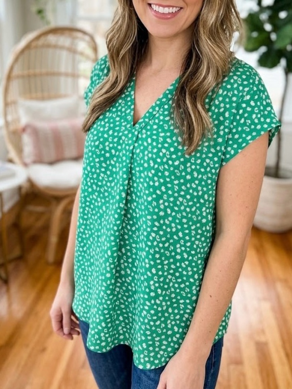 Monday Fun Green Floral Print V-Neck Blouse Top - Size Small (EUC)
